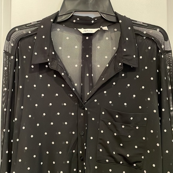 Ladies shear blouse. - Picture 2 of 3